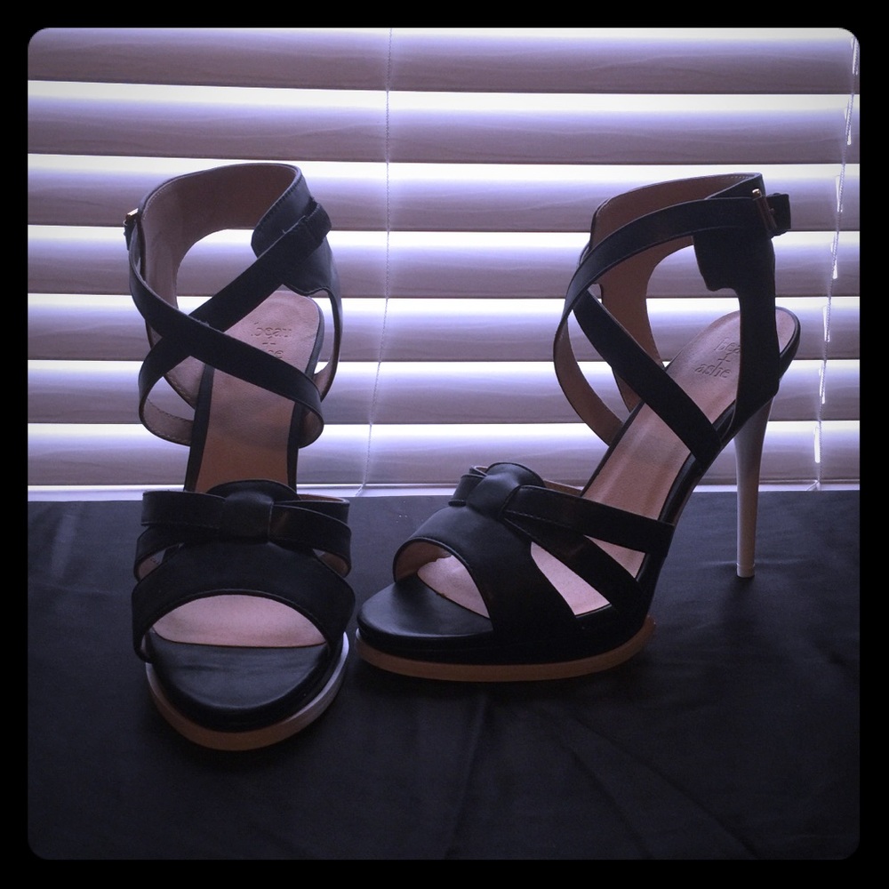 Gorgeous Black/White sandals